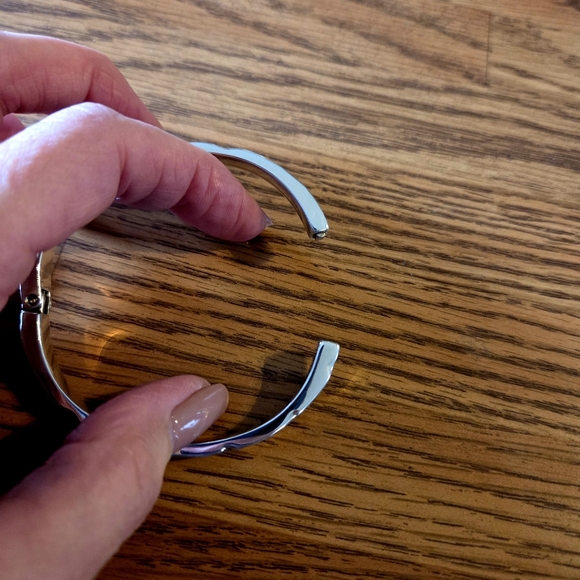 BRIGHTON "Footprints" Silver Hammered Hinged Bangle Bracelet JEWELRY TO LIVE IN - Picture 8 of 12